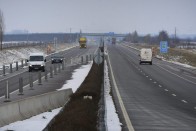 Még nem tudni, mekkora forgalom terelődik át a kisebb mellékutakra a fizetőssé vált, eddig ingyenes szakaszokról. Az NFM azt állítja, voltak előtanulmányok, de ezeket (ha tényleg voltak) még nem adták ki senkinek