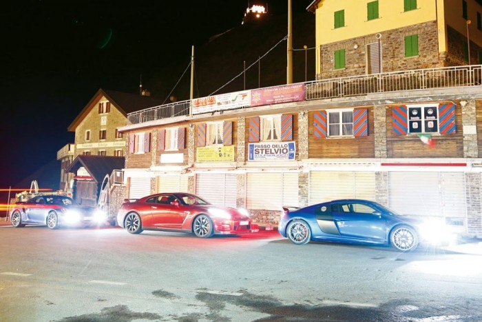 Összehasonlító teszt: Audi R8 LMX, Nissan GT-R, Porsche 911 Turbo S 8 Több, mint százmillió forintnyi szupersportautót parkoltunk le a hágó tetején. Az Audi valamivel drágább a Porschénél, a Nissan GT-R 31,6 miliós ára a fele a német nehézbombázókénak. Az Audi tesztátlaga 17,3, a Nissané 16,5, a Porschéé 15,8 l/100 km volt
