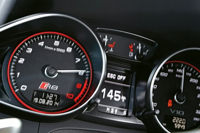 Összehasonlító teszt: Audi R8 LMX, Nissan GT-R, Porsche 911 Turbo S 3 570 LE: a magas fordulatszámra hangolt V10 teljesítménye 10 lóerővel magasabb a korábban tesztelt R8 V10 Plusnál. 200-ra 11,3, százra 3,6 mp alatt gyorsult a tesztautó