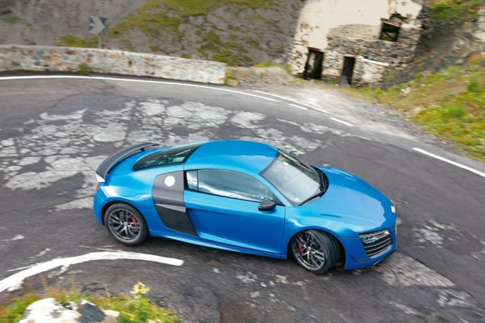 Összehasonlító teszt: Audi R8 LMX, Nissan GT-R, Porsche 911 Turbo S 2 Hamarosan bemutatkozik az R8 utóda. Felmérhetetlenül sokat dobott az Audi arculatán a középmotoros sportautó, nem látszik raja, hogy kilenc éves