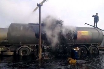 Tartálykocsiból így lesz pokoli bitumen-vulkán
