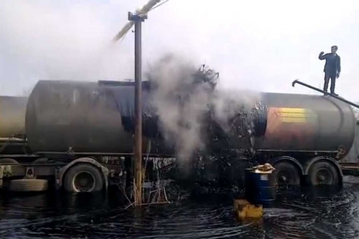 Tartálykocsiból így lesz pokoli bitumen-vulkán