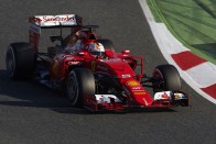 F1: A nézők közé ült a Ferrari-főnök 76