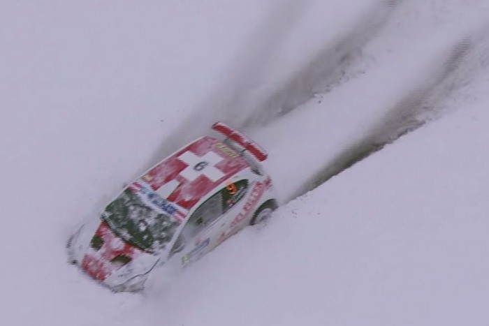 Egy raliversenyző drámai küzdelme a hóval