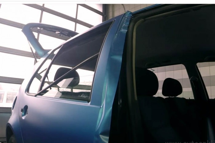 Látványos videón kap fóliabőrt egy Golf