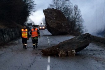 Ötventonnás szikla zuhant az útra
