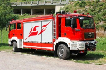 Vizet köpő kétfejű sárkány