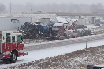 Hatalmas tömegbalesetet okozott egy utasokkal teli busz