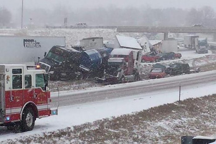 Hatalmas tömegbalesetet okozott egy utasokkal teli busz