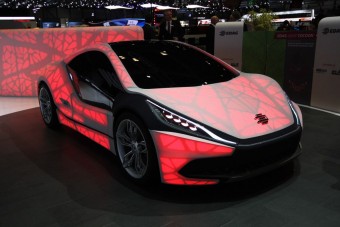 Fényjáték a szövetkarosszéria alatt