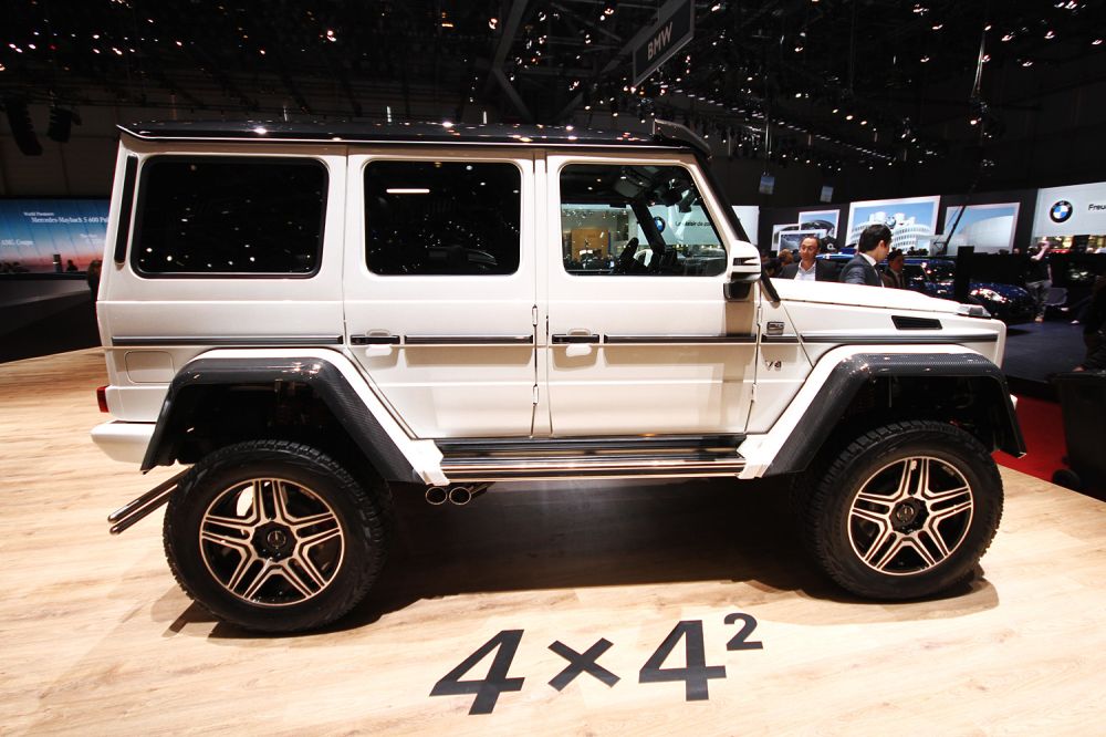 Mint egy felnagyított kínai játékautó a benzinkúti shop polcáról