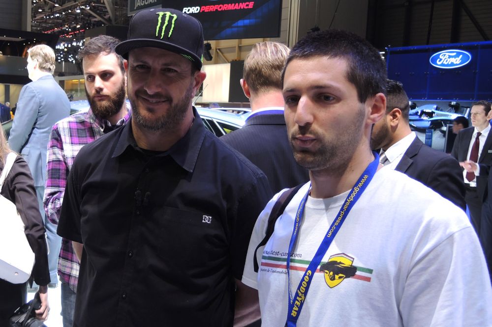 Ken Block a bemutató után maradt egy ideig fotózkodni a rajongókkal