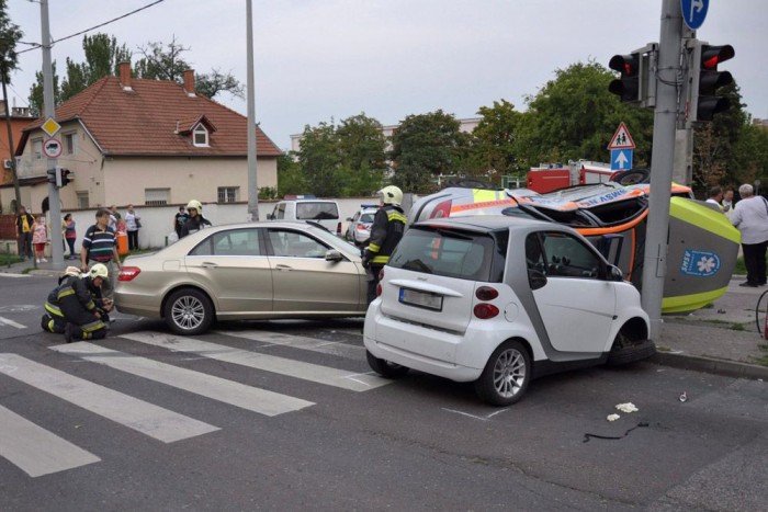Három autó rohant egymásba Óbudán
