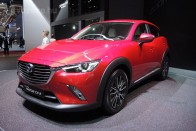 Négy literrel elmegy a Mazda kis terepese 48