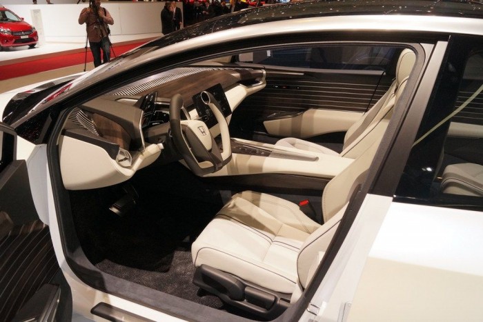 3 perc alatt tölthető villanyautók 9 | Vezess Kényelmes a négy személyre tervezett kabin, fura, hogy az ülések nem elektromos állításúak - pedig van áram az FCV-ben gazdagon