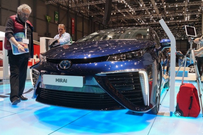 3 perc alatt tölthető villanyautók 7 | Vezess Nagy az érdeklődés az első szériagyártású hidrogénes Toyota iránt Genfben