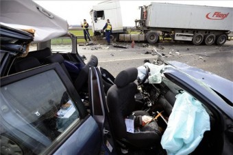 Kamion ütközött autóval Taksonynál, a sofőr meghalt