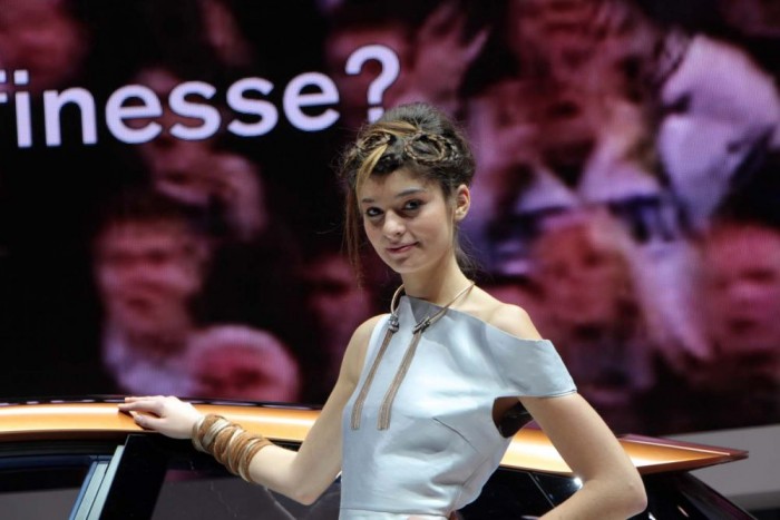 Csak csajok a Genfi Autószalonról 33 | Vezess Csak csajok a Genfi Autószalonról 33