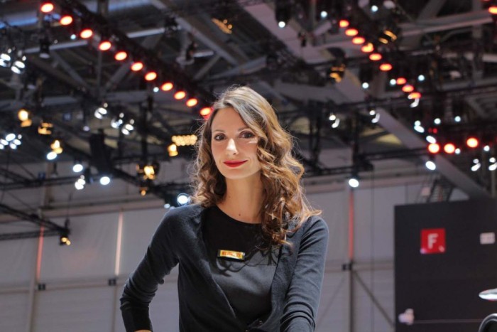 Csak csajok a Genfi Autószalonról 28 | Vezess Csak csajok a Genfi Autószalonról 28