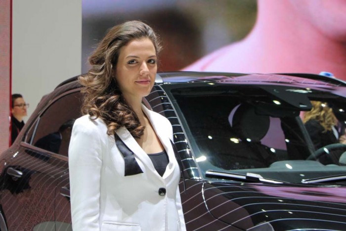 Csak csajok a Genfi Autószalonról 23 | Vezess Csak csajok a Genfi Autószalonról 23