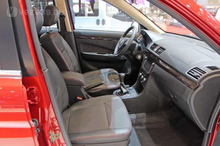 Volkswagennek álcázták a kínai autót 7 | Vezess A látvány hűen idézi a Volkswagenek belső terét, a műanyagszag azonban saját fejlesztés