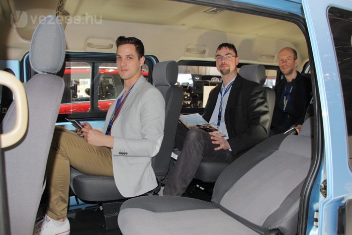 Volkswagennek álcázták a kínai autót 8 | Vezess A térhasznosítás csodája a 4,5 méteres kisbusz. Négy üléssorban, 2-2-2-3 leosztásban kilenc magas embernek van helye. Elöl Müller András, a Vezess és az Autó Magazin termékmenedzsere ül, hátul Földes Attila, középen a szerző élvezi