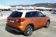 Az új Suzuki Vitara könnyedén felismerhető SUV-os megjelenésével. Formaterve a Vitara és a Jimmy formatervét ötvözi