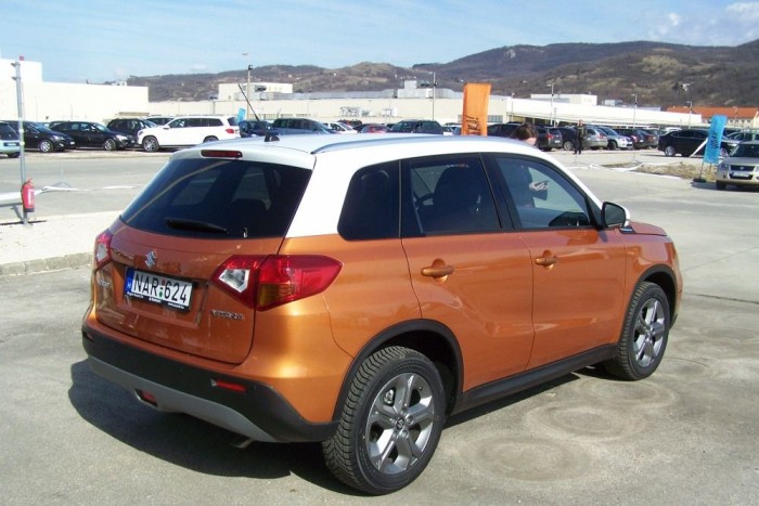 Elindult az új Suzuki sorozatgyártása 3 Az új Suzuki Vitara könnyedén felismerhető SUV-os megjelenésével. Formaterve a Vitara és a Jimmy formatervét ötvözi