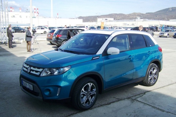 A nagy első- és hátsó terepszög biztosítja, hogy az autó a mélyen kivályúsodott, illetve havas útfelületekkel is megbirkózzon. 