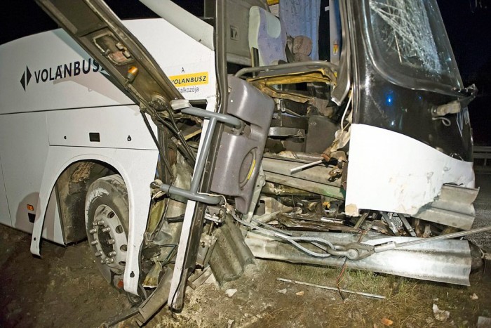 Le kellett vágni egy buszt a szalagkorlátról az M3-ason 4