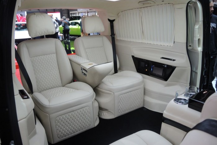 A furgon, amiből egy Rollsot sem irigyel az ember 7 | Vezess Kiemelhető lábtámaszos fotelpár hátul, függöny az ablakon, a legfinomabb anyagok mindenütt