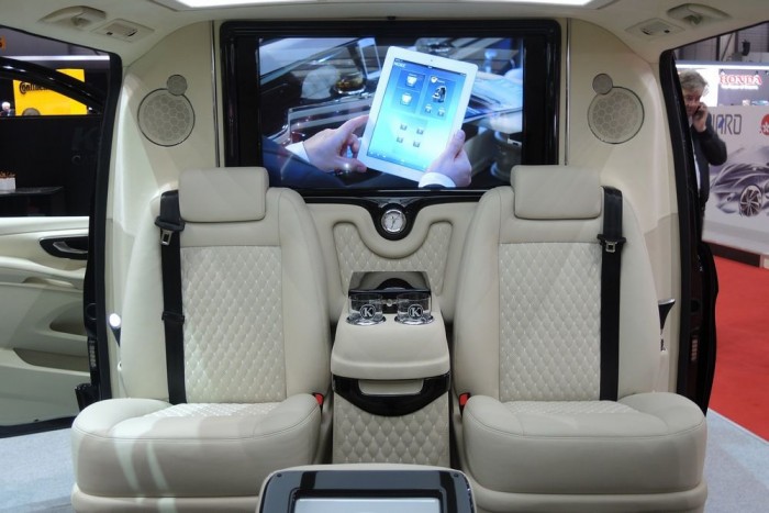 A furgon, amiből egy Rollsot sem irigyel az ember 8 | Vezess A sofőrt és az utasteret elválasztó fal a XXI. században természetesen egy lesüllyeszthető képernyő