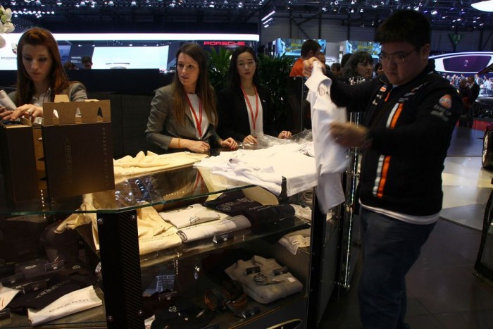 Elfogyott a Bugatti, de van helyette más 7 | Vezess A jobb oldali úriembert a butikok jobban érdekelték, mint az autók, majdnem minden shopban vásárolt valamit