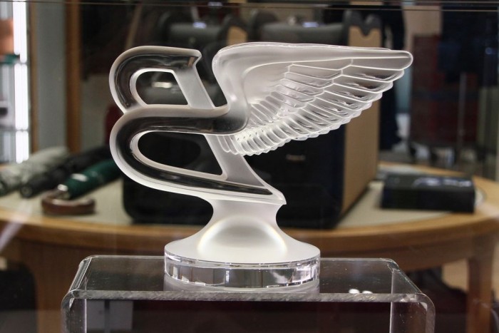 Elfogyott a Bugatti, de van helyette más 14 | Vezess Világraszóló baromság a kristály B betű, 442 ezer forintért