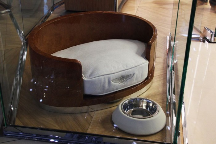 Elfogyott a Bugatti, de van helyette más 16 | Vezess Nálam ez viszi a pálmát. Honaljkutya-bázis, bőrpamlaggal, vályúval