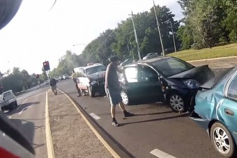 Motor állította meg a tömegkarambolt