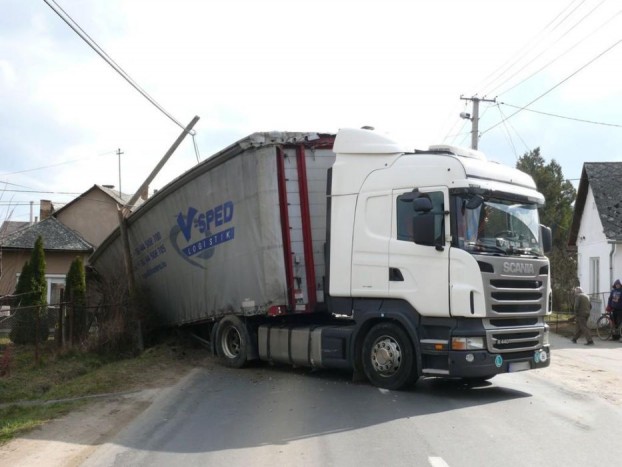 Képeken és videón a Vaján pusztító kamion 6 | Vezess Képeken és videón a Vaján pusztító kamion 6