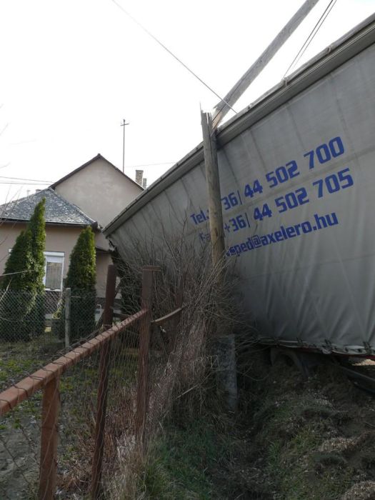 Képeken és videón a Vaján pusztító kamion 6