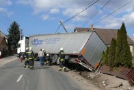 Képeken és videón a Vaján pusztító kamion 13