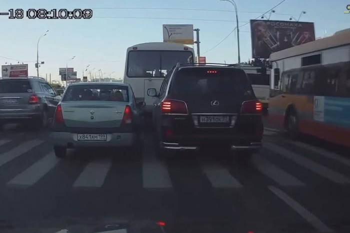 Busz-szendvicsbe került a bunkó terepjárós