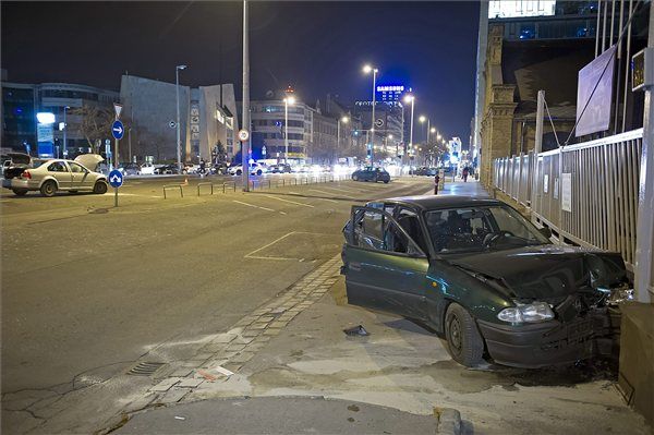 Három autó ütközött a Váci úton, súlyos sérültek 1