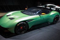 Aston Martin Vulcan - A képek nem adják vissza, mennyire bitang látvány az angolok új, futurisztikus, közel 750 millió forintot kóstáló pályagépe. 

Az orrba messze hátratolva beépített V12-es szívómotor teljesítménye meghaladja a 800 lóerőt, ami a szénszálas karosszériával és számos könnyített alkatrésszel (pl. magnézium kardáncső, karbon kardántengely) együtt az FIA WEC hosszú távú világbajnokságban részt vevő versenyautóknál is jobb tömeg-teljesítmény arányt eredményez.