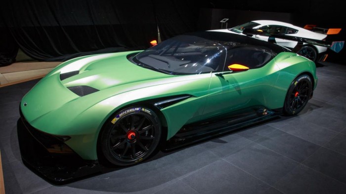 Igazi versenyautók a Genfi Autószalonon 15 Aston Martin Vulcan - A képek nem adják vissza, mennyire bitang látvány az angolok új, futurisztikus, közel 750 millió forintot kóstáló pályagépe.
Az orrba messze hátratolva beépített V12-es szívómotor teljesítménye meghaladja a 800 lóerőt, ami a szénszálas karosszériával és számos könnyített alkatrésszel (pl. magnézium kardáncső, karbon kardántengely) együtt az FIA WEC hosszú távú világbajnokságban részt vevő versenyautóknál is jobb tömeg-teljesítmény arányt eredményez.