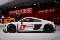 Audi R8 LMS - Az utcai verzióval egy időben debütált a legtökösebb Audi versenykivitele. Az új R8 LMS versenyautó már a világszerte 2016-tól érvényes, új GT3-szabályzat alapján készült. 

Erejét a jól ismert 5,2 literes V10-es, 585 lóerős motorból nyeri, amihez ebben az esetben hatsebességes szekvenciális váltó társul. Karosszériája merevebb, és könnyebb az elődnél, ennek a tekintélyes ménesnek mindössze 1225 kilogrammot kell cipelnie. 

Debütálása május közepén, a nürburgringi 24 órás futamon várható.