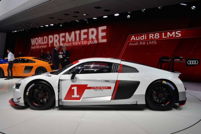 Igazi versenyautók a Genfi Autószalonon 14 Audi R8 LMS - Az utcai verzióval egy időben debütált a legtökösebb Audi versenykivitele. Az új R8 LMS versenyautó már a világszerte 2016-tól érvényes, új GT3-szabályzat alapján készült.
Erejét a jól ismert 5,2 literes V10-es, 585 lóerős motorból nyeri, amihez ebben az esetben hatsebességes szekvenciális váltó társul. Karosszériája merevebb, és könnyebb az elődnél, ennek a tekintélyes ménesnek mindössze 1225 kilogrammot kell cipelnie.
Debütálása május közepén, a nürburgringi 24 órás futamon várható.