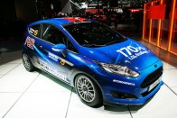 Ford Fiesta R2 - Miért nagy szenzáció egy 170 lóerős Fiesta, amikor a csúcsmodell kétszáz körül teljesít? Azért, mert az R2 mindössze egyliteres motorból présel ki ekkora teljesítményt. 

Ez az első közvetlen befecskendezéses, egyliteres, háromhengeres autó, amelyet az FIA ebben a kategóriában homologizált. A sorozatgyártású Fiestára épülő R2 versenyautó ralizásra optimalizált sebességváltót, fékrendszert és felfüggesztéseket kapott, májusban lép először pályára a Portugál-ralin.