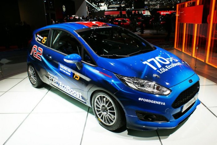 Igazi versenyautók a Genfi Autószalonon 2 Ford Fiesta R2 - Miért nagy szenzáció egy 170 lóerős Fiesta, amikor a csúcsmodell kétszáz körül teljesít? Azért, mert az R2 mindössze egyliteres motorból présel ki ekkora teljesítményt.
Ez az első közvetlen befecskendezéses, egyliteres, háromhengeres autó, amelyet az FIA ebben a kategóriában homologizált. A sorozatgyártású Fiestára épülő R2 versenyautó ralizásra optimalizált sebességváltót, fékrendszert és felfüggesztéseket kapott, májusban lép először pályára a Portugál-ralin.