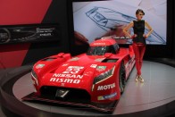 Nissan GT-R LM NISMO - A Nissan akárcsak tavaly, idén is formabontó prototípussal hívja fel magára a figyelmet Le Mans-ban. A rendhagyó gép orrmotorja az első kerekeket hajtja elsődlegesen, ráadásul 3,0 literes, ikerturbós V6-osának erejét KERS-rendszer támogatja meg.

A sebességváltó egy ötfokozatú, szekvenciális egység, amely korlátozottan önzáró differenciálművön át hajtja az első kerekeket.