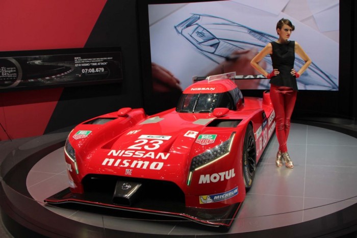 Igazi versenyautók a Genfi Autószalonon 13 Nissan GT-R LM NISMO - A Nissan akárcsak tavaly, idén is formabontó prototípussal hívja fel magára a figyelmet Le Mans-ban. A rendhagyó gép orrmotorja az első kerekeket hajtja elsődlegesen, ráadásul 3,0 literes, ikerturbós V6-osának erejét KERS-rendszer támogatja meg.
A sebességváltó egy ötfokozatú, szekvenciális egység, amely korlátozottan önzáró differenciálművön át hajtja az első kerekeket.
