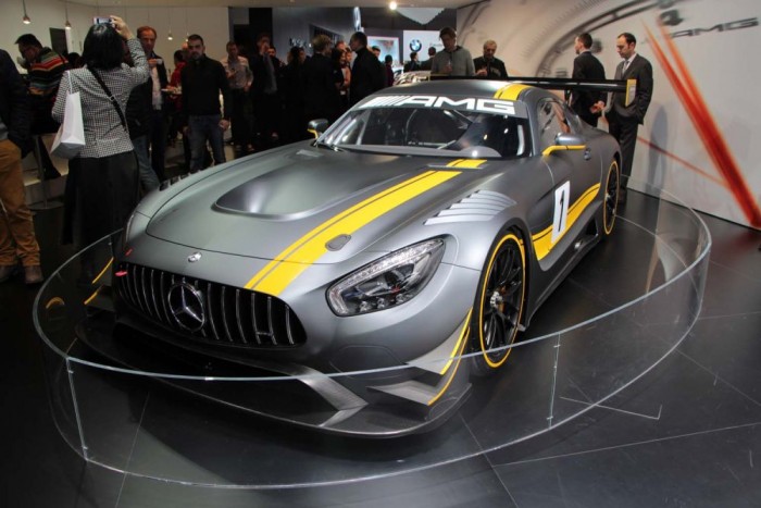 Igazi versenyautók a Genfi Autószalonon 11 Mercedes AMG GT3 - Vonalai alapján az új AMG GT kupé technikáját sejtenénk a német fenevad orrában, de a versenyverzió nem kapta meg a friss fejlesztésű, duplaturbós V8-ast. Helyette az eddigi SLS AMG GT3 versenyautóból átemelt 6,3 literes V8-as terrorizálja majd a hátsó, hordónyi slick abroncsokat. Ebben a verzióban körülbelül 600 lóerőt teljesít, és hatfokozatú szekvenciális váltó kapcsolódik hozzá.
Az elől és hátul egyaránt alumínium építésű, kettős keresztlengőkaros futóműre támaszkodó AMG GT3 első példányait 2015 végén szállítják ki az ügyfeleknek.